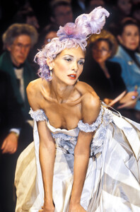 215601982_Givenchy1996HauteCouture101.thumb.jpg.562bab45a4b1ef6a6a50a82f6a763f19.jpg