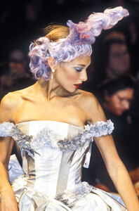 234959879_Givenchy1996HauteCouture104.thumb.jpg.29f1e3eab3937586b19a7c89060ebfdf.jpg