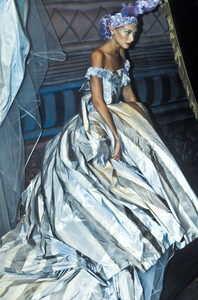 250011252_Givenchy1996HauteCouture96.thumb.jpg.bb880ff4d3fc01ab6cf953e78668bccb.jpg