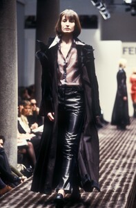 250814429_Fendi1997WomenRTW76.thumb.jpg.632c88e770bd92e8c3a2a3a1d5982265.jpg