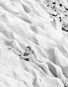 257169887_EmilyBakerbyJuliaNoni(TheBirthOfBeauty-VogueJapanJanuary2014)1.thumb.png.eb231844ce4cf1a7a8aee7ca2a96b118.png