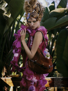 31817_VogueFra_March07_LaraStone_MarkSegal004_123_215lo.thumb.jpg.c47cfdc626c4e08223c99ff942513e7e.jpg