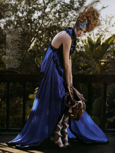 32075_VogueFra_March07_LaraStone_MarkSegal006_123_151lo.thumb.jpg.439a6bb102bfb2ddff8ad7bbb4b627b0.jpg