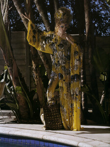 32103_VogueFra_March07_LaraStone_MarkSegal010_123_17lo.thumb.jpg.ac3f6a68f9fa5bde5f39fd13f58a90fb.jpg