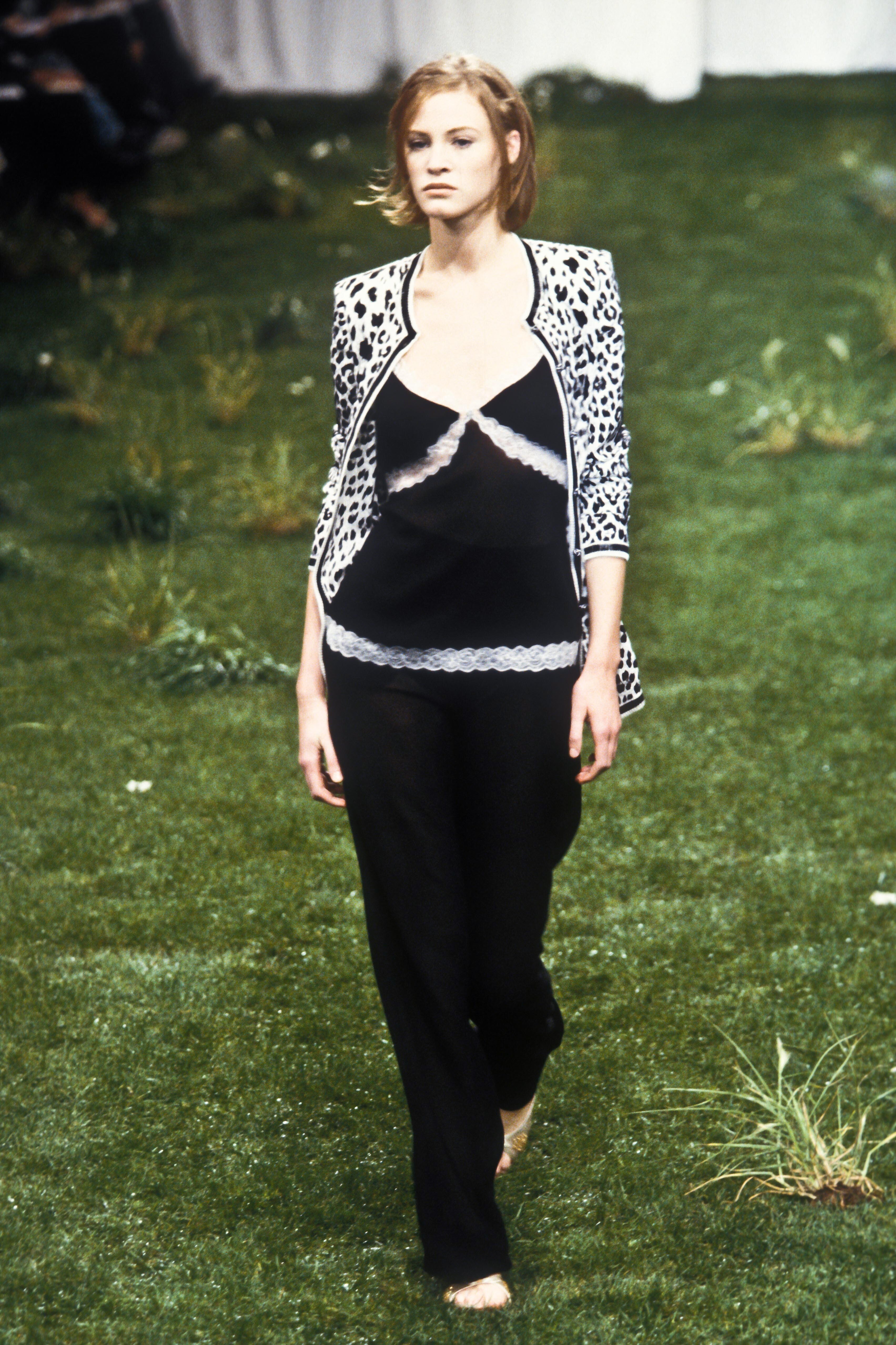 Emanuel Ungaro 1999 Women RTW 80.jpg