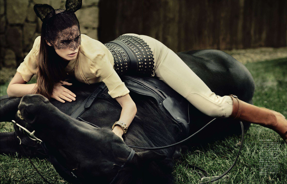 Лежа на коне. Девушка в конюшне. Фотосессия в конюшне девушка. Девушка лежит на коне. Женщина лежит с лошадью.