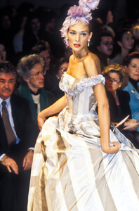 528618538_Givenchy1996HauteCouture99.thumb.jpg.278e2248920a1a6336974d0fdd403298.jpg