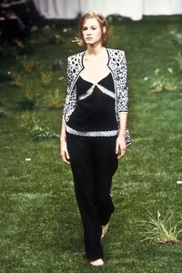 663429296_EmanuelUngaro1999WomenRTW80.thumb.jpg.ec8546e35069596efe6827ee4adc7fe3.jpg