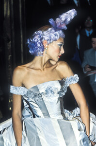 782375945_Givenchy1996HauteCouture103.thumb.jpg.369131b1a120b8d7fe6c8206212afdad.jpg