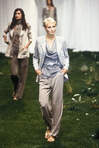 812491993_EmanuelUngaro1999WomenRTW32.thumb.jpg.8c50988688f1da5df150d2846643e68b.jpg
