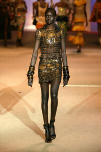 849473807_YvesSaintLaurent2002HauteCouture43.thumb.jpg.4009aa013494ef31dc08f9d4ec46b930.jpg