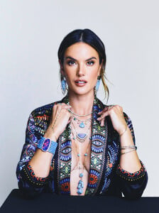 Alessandra_Ambrosio_Jacquie_Aiche_2022_12.jpg