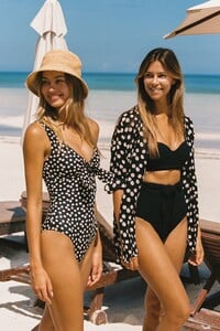 BirdieOnePieceInFizzandBlondieBikiniinFizzandBeachshirtinFizz_605ab173-77b6-4464-b3bc-52e51eddbc7f.thumb.jpg.c765f1186c2995cd936022bf1a731310.jpg