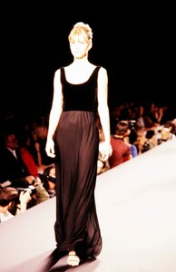 Carolina-Herrera-FW-1997-6.thumb.jpg.c9103bef4dbaf5a0eb5d0db85d8bbd5f.jpg