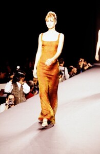 Carolina-Herrera-FW-1997-7.thumb.jpg.8ed7ee6c6fc5804c55c7f92246b5ffe6.jpg