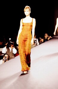 Carolina-Herrera-FW-1997-8.thumb.jpg.1bcf4d1e75a3315ab9617af1fab24d5c.jpg