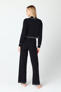 JACQUELINE-PULLOVER-AUBRIE-PANTS-CASHMERE-LOUNGE-WEAR-BLACK-3_e48a5773-1efb-4485-b898-84d515380223.thumb.jpg.fcca97a3d3deefa7d6b344d1197154a3.jpg