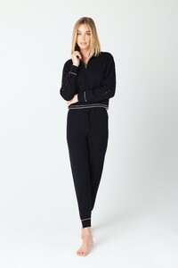 JUNE-HALF-ZIP-ALICEJOGGER-CASHMERE-LOUNGE-BLACK-1.thumb.jpg.d2ccded4f01294598db2b714b6256c9f.jpg