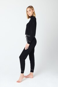 JUNE-HALF-ZIP-ALICEJOGGER-CASHMERE-LOUNGE-BLACK-2.thumb.jpg.b69f2471144572988d45ed7d17bbd757.jpg