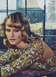 Klein_US_Vogue_January_2012_06.thumb.jpg.71a792328c1dbb2c6287bbed227158e1.jpg