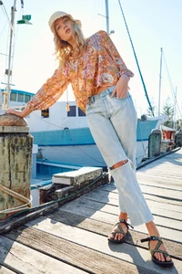 MAGNOLIA-BLOUSE-MANDARIN-CAMPAIGN-1.webp