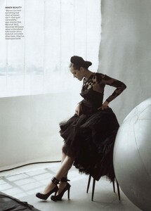 MC_Lindbergh_US_Vogue_August_2012_07.thumb.jpg.062047744d03da6a08999f4fe0d3f724.jpg