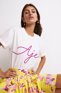 S15-22CR1336_QuestaRibbonLogoTee_White_Fuchsia-211033-Aje-1991.jpeg