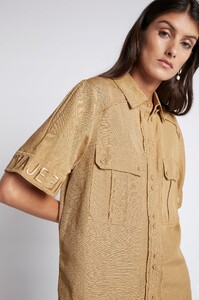 S50-22CR1346_EstateLogoCollaredSleeveShirt_Taupe-211033-Aje-1836_detailshot.jpeg