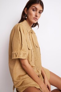 S50-22CR1346_EstateLogoCollaredSleeveShirt_Taupe-211033-Aje-1859.jpeg