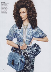 Sims_US_Vogue_February_2012_05.thumb.jpg.b91c75b4339cea1ee986cc092dc41b4c.jpg