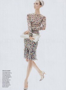 Sims_US_Vogue_January_2012_03.thumb.jpg.cc12a1a702772554470a58d8d37d41dc.jpg