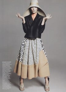 Sims_US_Vogue_January_2012_05.thumb.jpg.786687c11a362e4fb38d0dfe67a2e81c.jpg