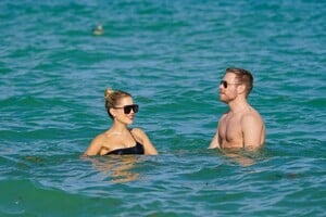 Sylvie_Meis_in_Black_Bikini_-_Beach_in_Miami_Beach_11_30_2022__11_.jpg