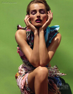 VOGUE_Japan_2011-11_Baeuty_08.thumb.jpg.3c2ef867e9a85c0b0e0754c616d7a426.jpg