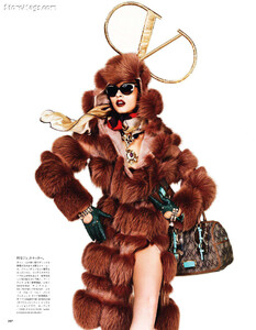 VOGUE_Japan_2011-11_Logo_04.thumb.jpg.cd4a2410bdc0f67a25a1e6a3ed5970cd.jpg