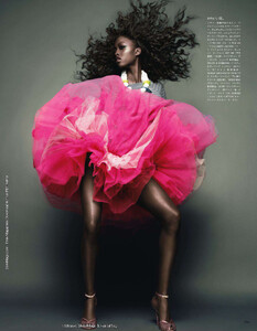 VOGUE_Japan_2011-11_Movement_03.thumb.jpg.3d5de528b08337734a86721d3e9430c3.jpg