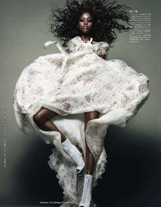 VOGUE_Japan_2011-11_Movement_05.thumb.jpg.052d5f855bbb934ae95ef9b23f3fec29.jpg