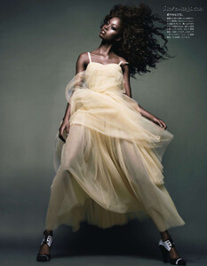 VOGUE_Japan_2011-11_Movement_09.thumb.jpg.fb001fb59fdb2f37b52786e158f1d1f8.jpg