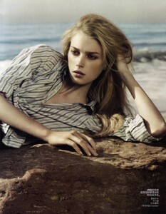 Vogue-China-April-10-Blue-Breeze-4.thumb.jpg.938f9f511539bf016482f3713b815d5e.jpg