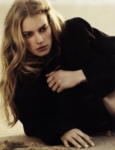 Vogue-China-April-10-Blue-Breeze-7.thumb.jpg.dddd576072d21f1ed0dbbbd7221cb474.jpg