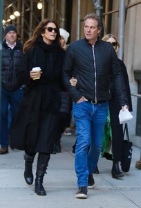 cindy-crawford-and-rande-gerber-in-manhattan-s-soho-area-12-13-2022-0.jpg