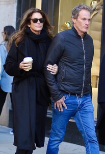 cindy-crawford-and-rande-gerber-in-manhattan-s-soho-area-12-13-2022-2.jpg