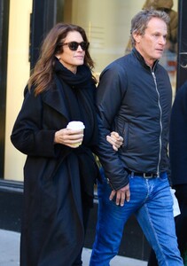 cindy-crawford-and-rande-gerber-in-manhattan-s-soho-area-12-13-2022-3.jpg