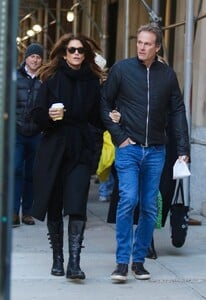 cindy-crawford-and-rande-gerber-in-manhattan-s-soho-area-12-13-2022-4.jpg