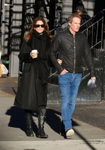 cindy-crawford-and-rande-gerber-in-manhattan-s-soho-area-12-13-2022-5.jpg