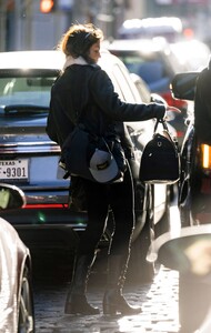 cindy-crawford-and-rande-gerber-new-york-12-18-2022-0.jpg