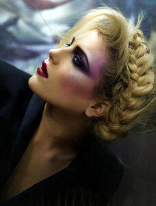 dree-hemingway-vogue-nippon-july-2010-04-e1275946268267.thumb.jpg.b140bebb59cee5adee5d2033bc559d39.jpg