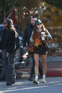 hailey-rhode-bieber-out-in-west-hollywood-12-12-2022-5.thumb.jpg.4f7a8defd42db9d1868ab72c33e90697.jpg