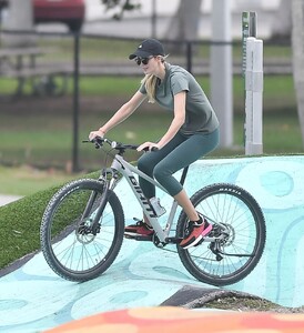 ivanka-trump-bike-ride-in-miami-12-17-2022-0.jpg