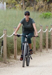 ivanka-trump-bike-ride-in-miami-12-17-2022-1.jpg